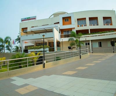 https://imgcld.yatra.com/ytimages/image/upload/t_hotel_yatra_city_desktop/v1442010125/Domestic Hotels/Hotels_Poovar/Hotel Geethu International/Overview.jpg